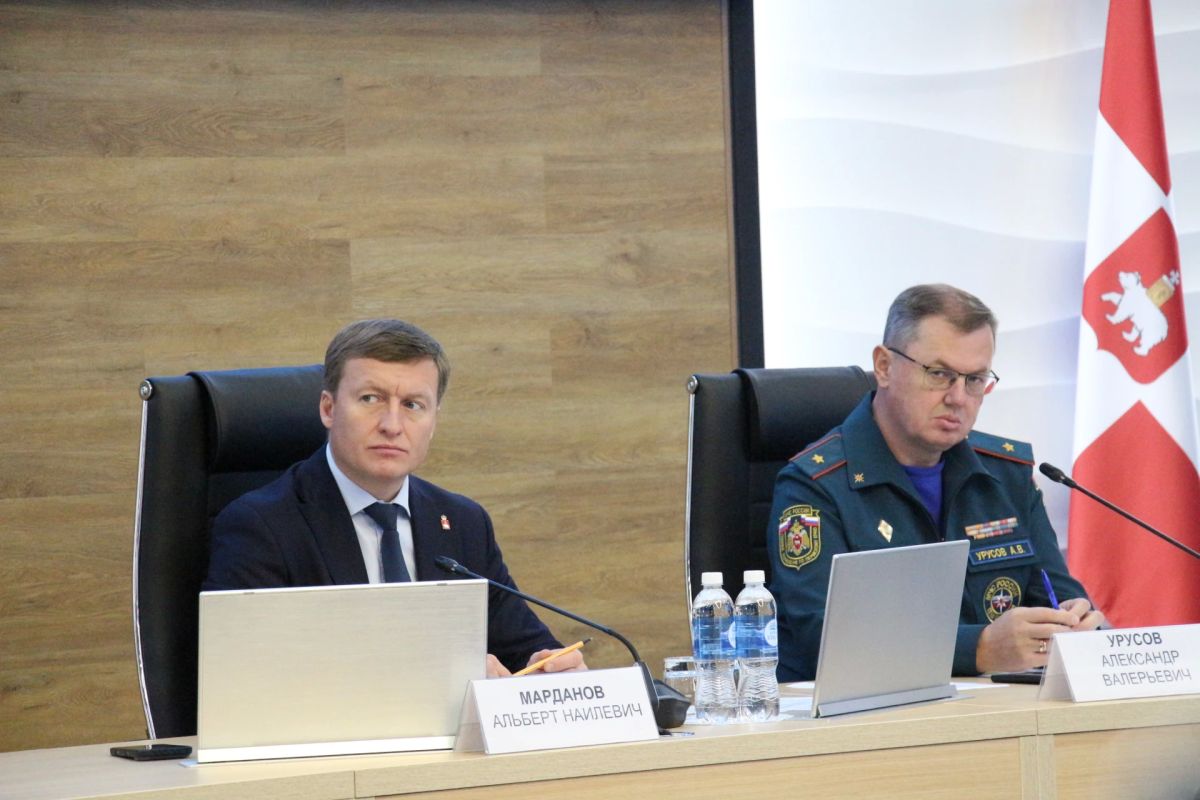 В Перми провели смотр сил и средств РСЧС В Перми провели смотр сил и средств РСЧС