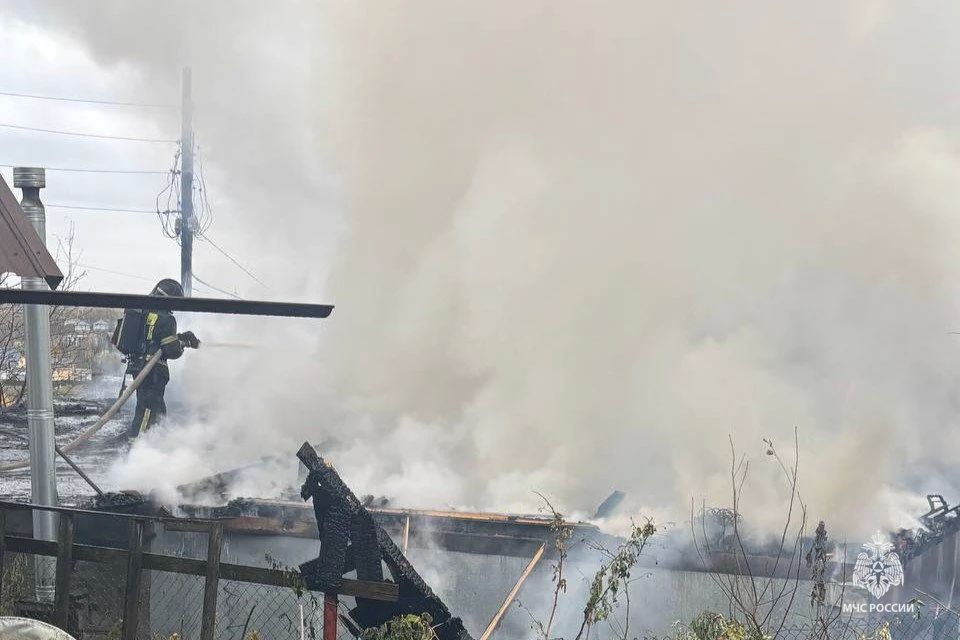 Огнеборцы МЧС Прикамья ликвидировали пожар в Мотовилихинском районе Перми Огнеборцы МЧС Прикамья ликвидировали пожар в Мотовилихинском районе Перми