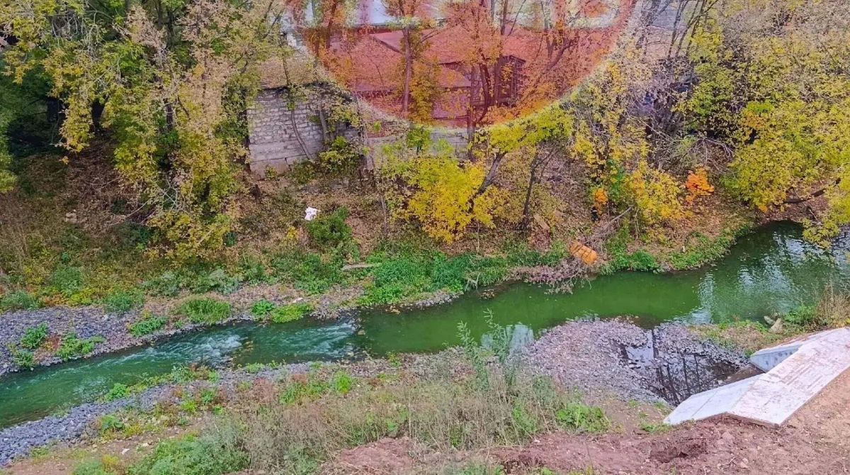 Вода в малой реке Данилихе окрасилась в ярко-зеленый цвет