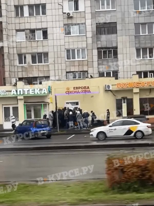 Сегодня утром в Перми был замечен необычный ажиотаж: подростки выстроились в огромную очередь в секонд-хенд