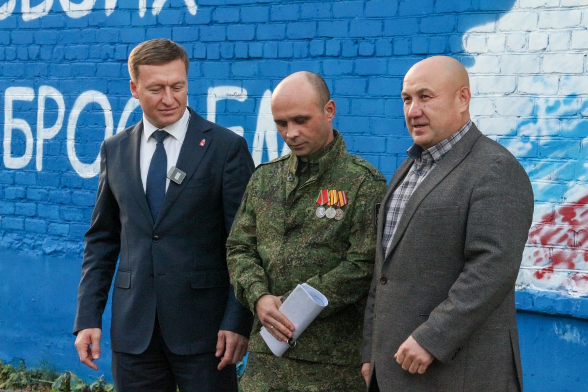 В Перми открыли мурал о единстве фронта и тыла и передали бойцу «Ниву» для эвакуации В Перми открыли мурал о единстве фронта и тыла и передали бойцу «Ниву» для эвакуации
