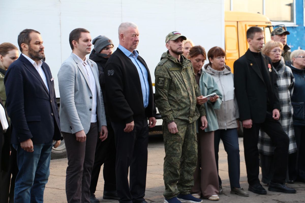 В Перми открыли мурал о единстве фронта и тыла и передали бойцу «Ниву» для эвакуации В Перми открыли мурал о единстве фронта и тыла и передали бойцу «Ниву» для эвакуации