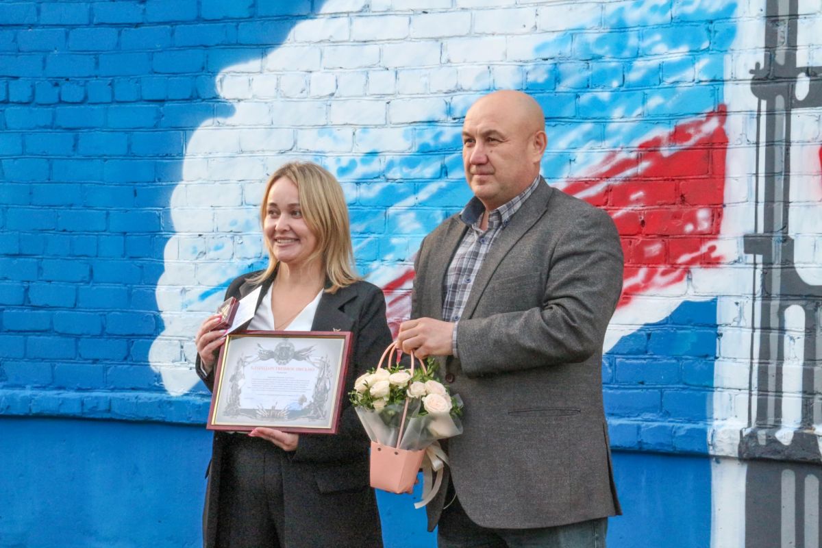 В Перми открыли мурал о единстве фронта и тыла и передали бойцу «Ниву» для эвакуации В Перми открыли мурал о единстве фронта и тыла и передали бойцу «Ниву» для эвакуации