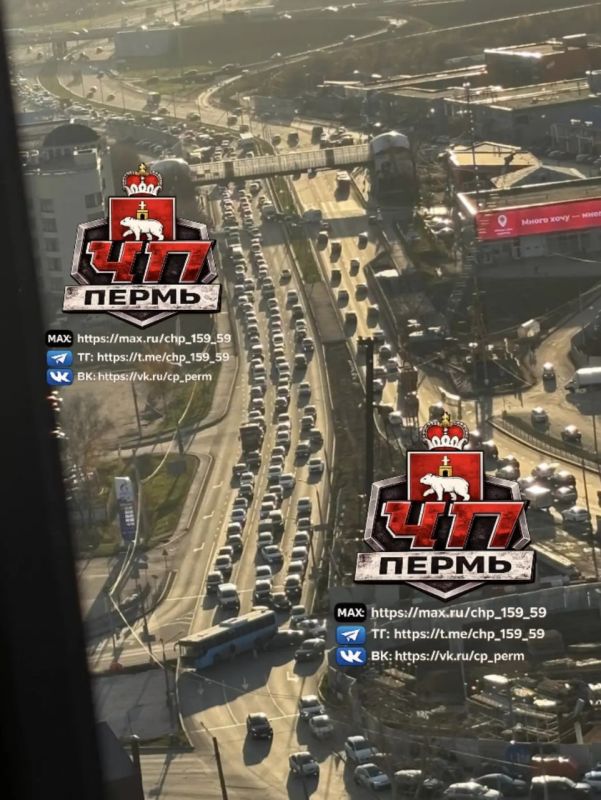 На шоссе Космонавтов копится большая пробка из-за ДТП с автобусом
