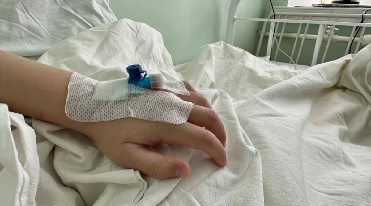 Подросток, выпавший из окна школы во Фролах, находится в удовлетворительном состоянии