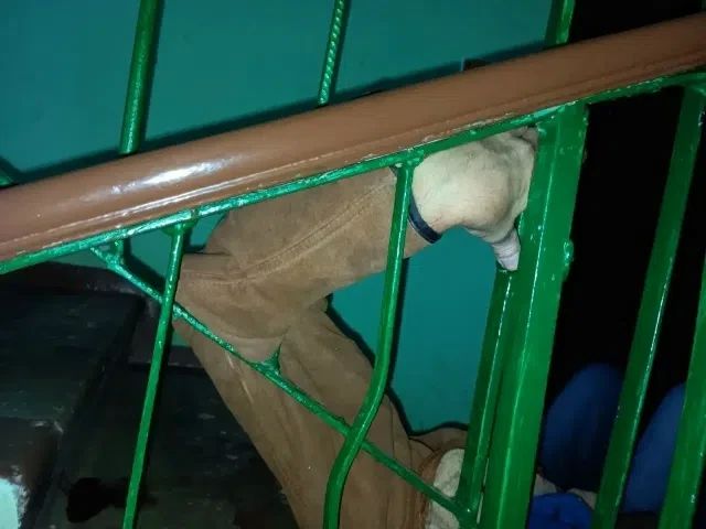 В Перми помогли мужчине, чья рука застряла в лестничных перилах при падении