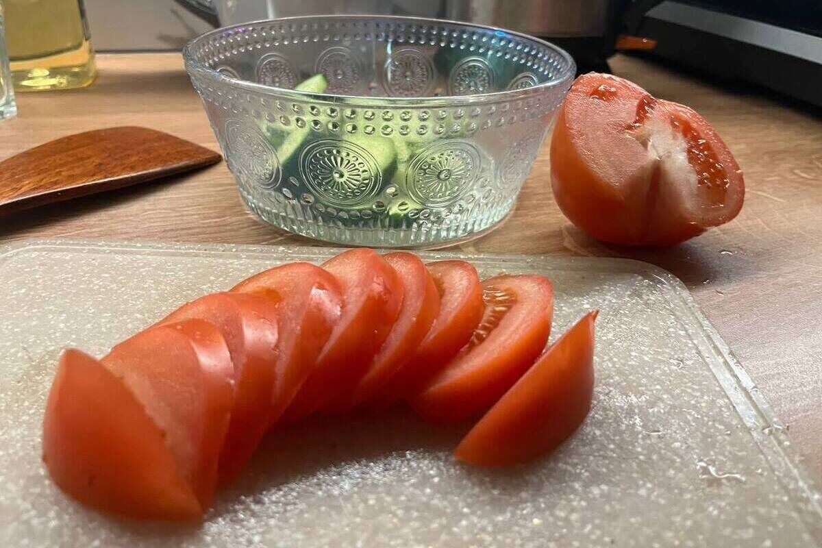 Курицу не под кран, крупу — в миску: Роспотребнадзор напомнил, как готовить продукты