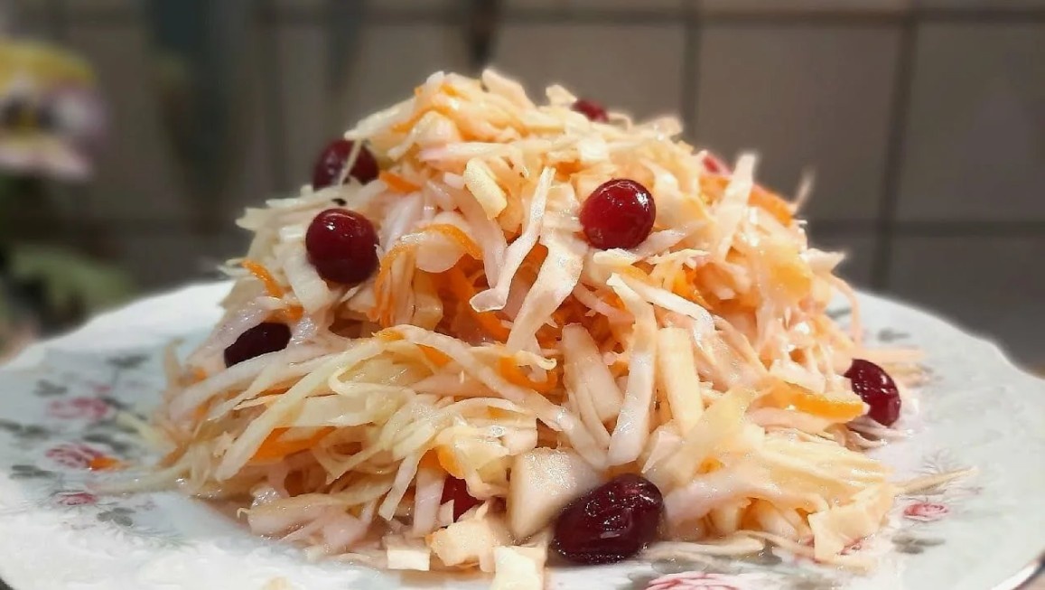 Хрустящая квашеная капуста с клюквой: простой рецепт с яркой кислинкой