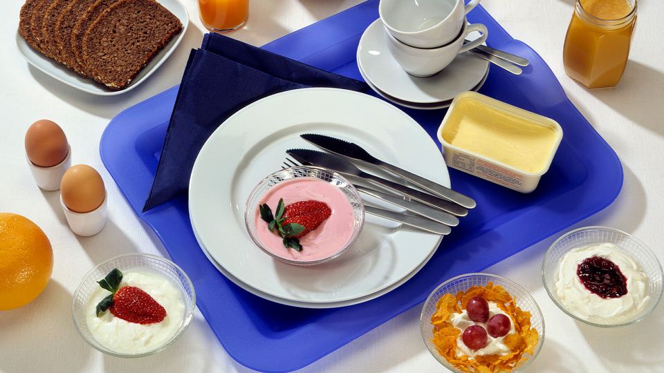 Омлет и колбаса в черном списке: диетолог назвал секрет идеального завтрака