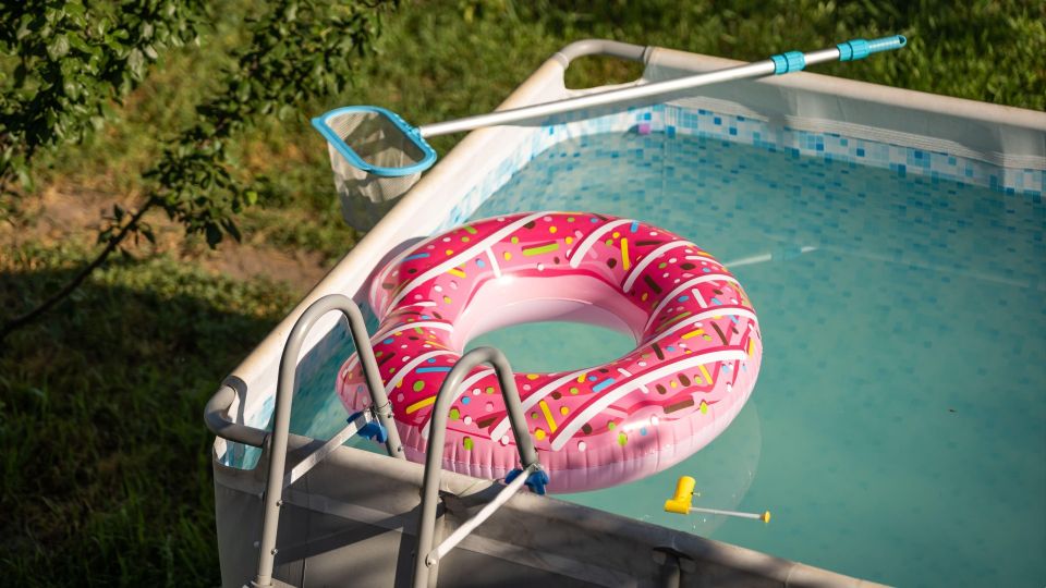 Правильно ухаживать за бассейном на даче надо уметь: больше не покроется слизью и тиной