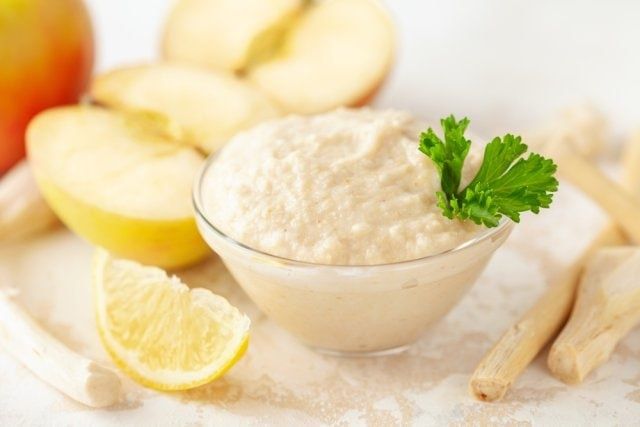 Пикантный соус из хрена и яблок