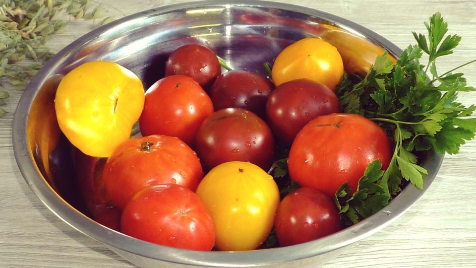 Летний свежий вкус: простейший способ приготовления малосольного помидорного салата
