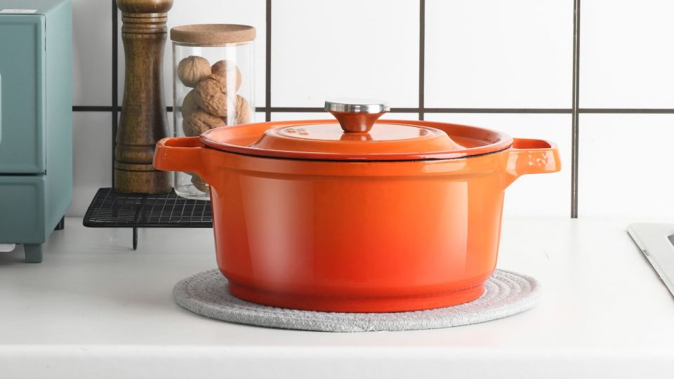 Желтый налет в кастрюлях исчезнет сам: секрет в паре ложек дешевого средства