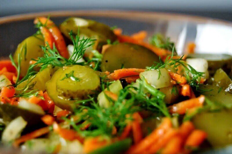 Салат с маринованными огурцами: секрет популярности корейской заправки